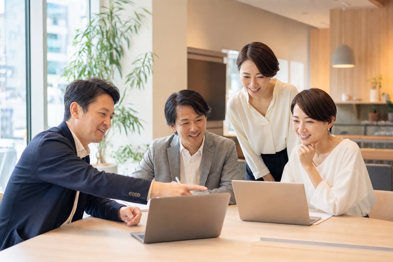 和やかな雰囲気で研修を受講するビジネスパーソンたち